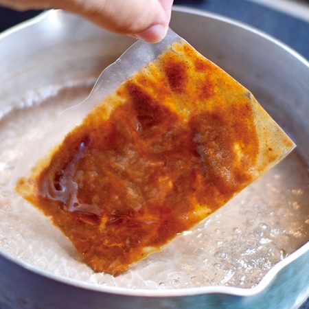 デミグラスソース仕立ての直火焼ハンバーグ